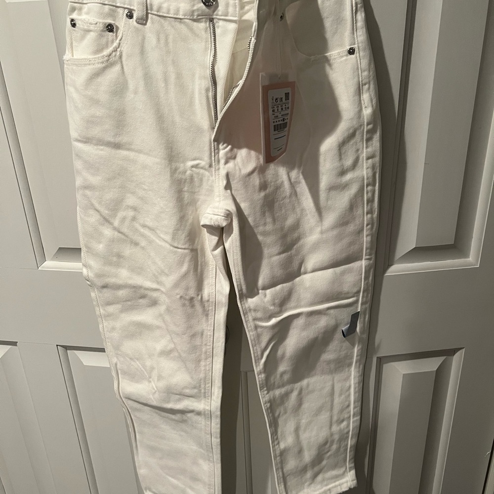 Pull and Bear mom jean in white. Size EU 40.